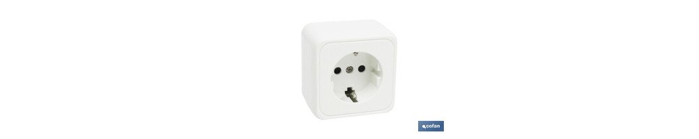 Base cuadrada de superficie con toma tierra | Color Blanco | 16 A - 250 V